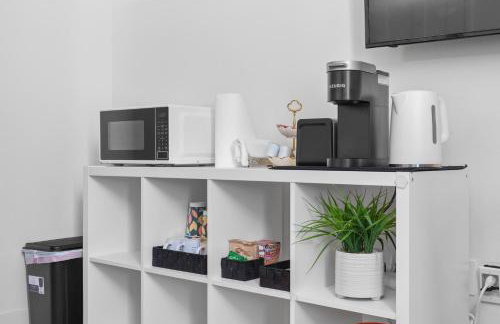 Modern 1BR Suite w AC Sleeps 3, NW Bakersfield - Photo 13