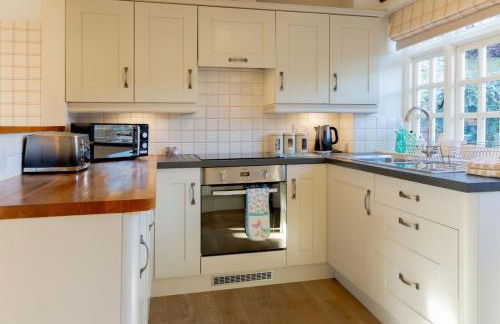 Jasmine Cottage - 2 Bedroom in Heart of Bourton! - Photo 68