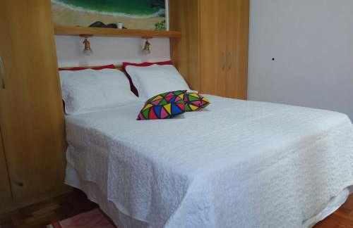 Aconchegante ao lado do shopping com garagem e Wifi - Foto 3