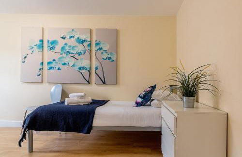 2 bedroom Large Town Centre Apartment FREE Parking - Foto 18