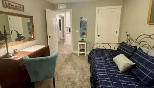 Modern 2 bed condo with office - Photo 3