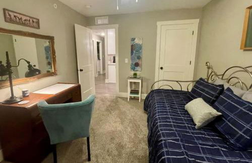 Modern 2 bed condo with office - Photo 3