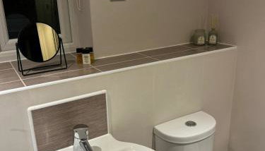 Cozy 2-Bed Home near Barnwell Country Park - Free Parking - Foto 2