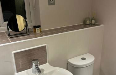 Cozy 2-Bed Home near Barnwell Country Park - Free Parking - Photo 2