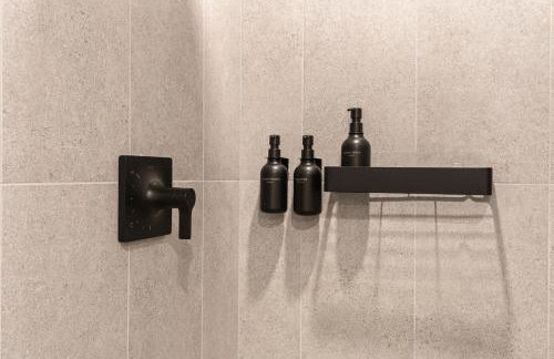 Downtown Condo with Den and Pool Access - Foto 42