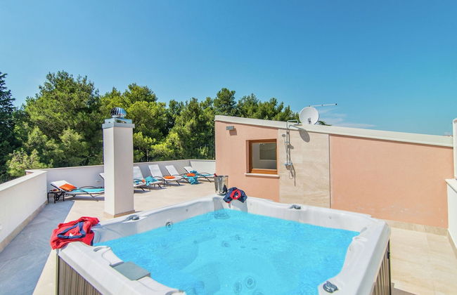 Modern Villa with Private Pool & Hot Tub near Center & Beach - Photo 15