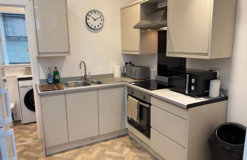 ResiLets - NEW 3 Bed Apt, Sleeps 5, Town Centre, Ideal for contractors, holidaymakers, Professional Short Stay - Foto 16