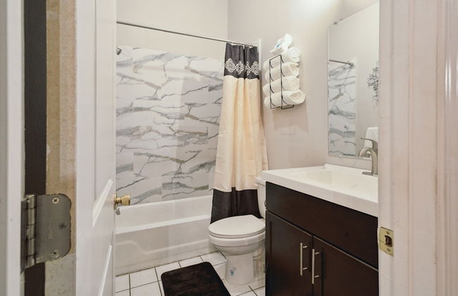 Queen G Investments 1 Bedroom Apts by RedAwning - Foto 11