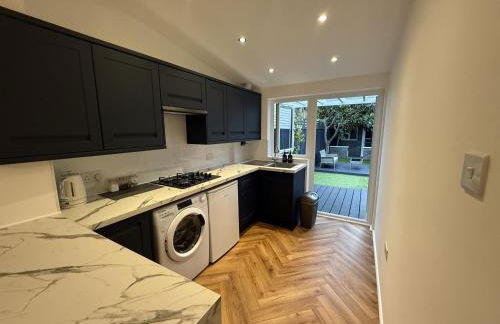 Southend Apartment With Parking, Private Garden and Beach Side Location - Foto 29