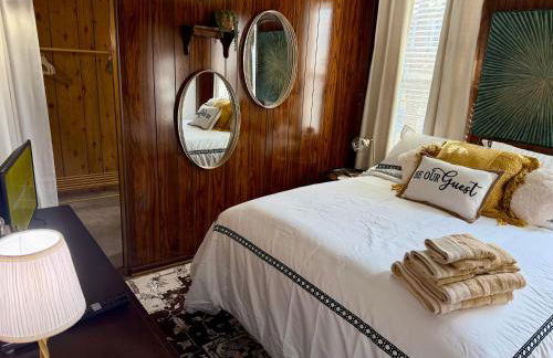 Cozy Cabin Vibe in the City - Foto 33