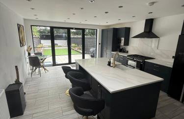 Stunning Open Plan 3 Bedroom House - Photo 3