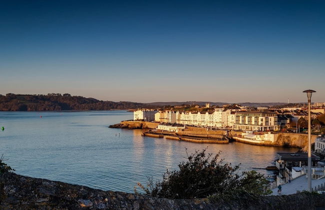 Cozy Coastal Apartment - Photo 12