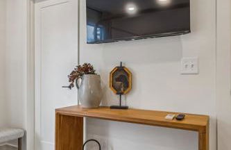 Modern Multi-Level Retreat with Rooftop Hot Tub - Foto 31