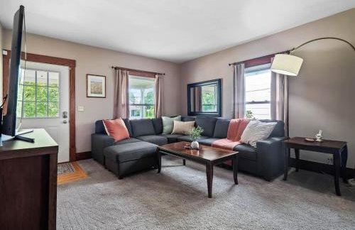 Entire Duplex w Historic District and Sleeps 12 - Foto 1