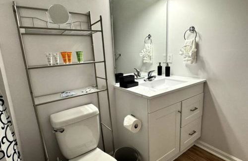 Bright Spacious Renovated Home Master on Main - Foto 10