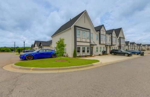 5 Mi to Auburn University Sleek Townhome with Patio - Photo 3