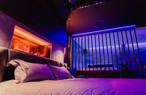 Love Room Les Private Places - Lit King Size et Jacuzzi Privé - Photo 4