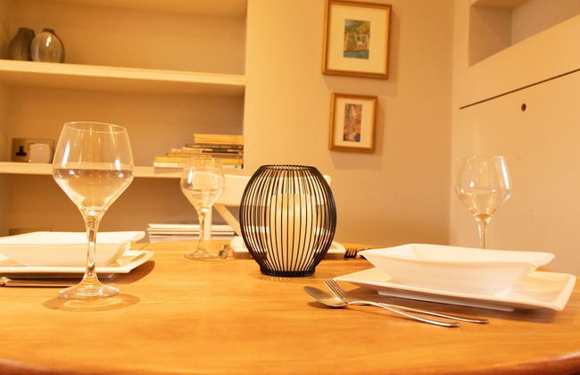 Trendy Two Bed Apartment With Private Garden - Photo 7