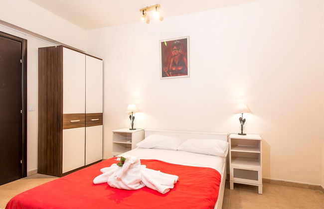 Cozy Family Home Near the Beach - Photo 7