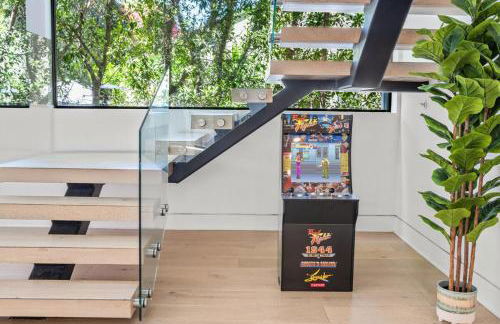 Luxurious Retreat - Modern House with Pool - Photo 25