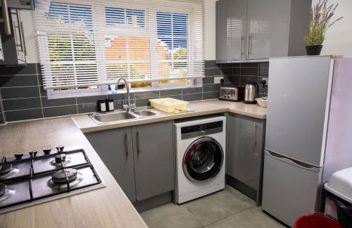 Conyngham Villa, Luxury Detached House, 6 Beds, 4BR,Large garden, Parking - Sleeps 8 - Foto 13