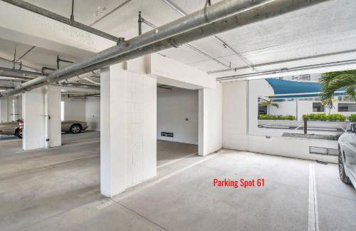 Waterside Retreat: Modern 2BR, Mins to Beach & Apt - Photo 28