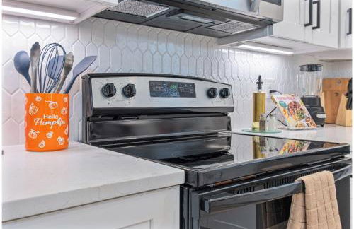 Unwind in Style 4BR2BA Quick Access to Downtown - Foto 12