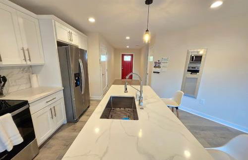 Lakefront Retreat • Private Yard + Fireplace - Foto 26