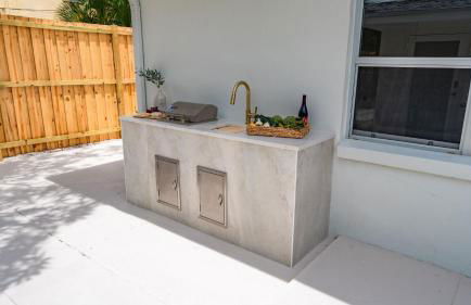 M Lake Worth Beach - Modern Villas Near West Palm Beach, Chic Retro Vibes, King Bed, Cozy Backyard, BBQ, Workspace, High-Speed Internet, Free Parking, 5 Minutes to Downtown & Beach - Foto 7