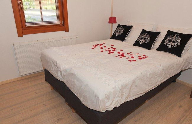 Wooden Chalet With Terrace and Microwave - Photo 2