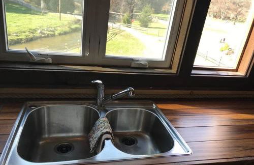 Petting Zoo! Hot Tub, 15 acres, stream & Romance! - Foto 38