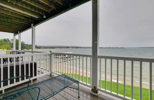 Beachfront Onekama Vacation Rental with Balcony! - Foto 19