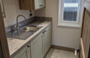 Kingfisher Lodge - Lakeside Lodge With Hot Tub - Foto 23