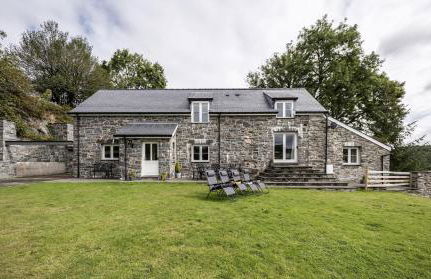 Stunning Barn Conversion with HOT TUB and ALPACAS - Ty Cerrig Barn - Photo 1