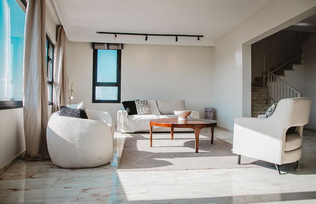 Phaedrus Living: City Center Sky Penthouse - Photo 3