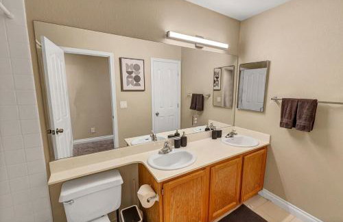 24hr Host - New Renovated 4 bedroom home U026 - Photo 9