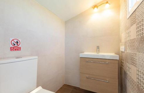 3 Bedroom Stunning Home In Mezquitilla - Photo 46