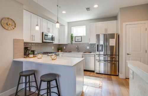 Rooftop Deck and Hot Tub Walkable Denver Townhome - Foto 2