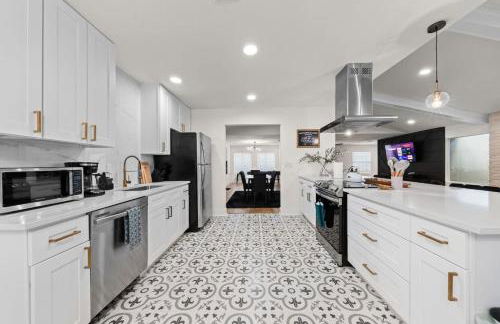 Spacious 6 Bed House near Airport, Pet-Friendly, Close to AFB - Photo 3