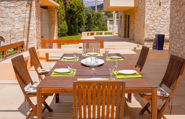 Deluxe 5 Bdrm Villa w Pool Next to the Beach - Photo 16