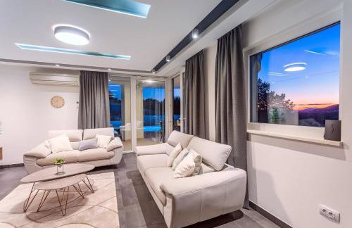 VILLA CVITA is a modern 5-bedroom villa with a Jacuzzi, a Gym and Finnish Sauna, a heated pool, and amazing views - Foto 49