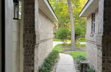 Lovely Woodlands home w/heated pool and spa! - Foto 34