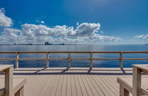 Gorgeous 2 Bedroom Waterfront Condo - Foto 47