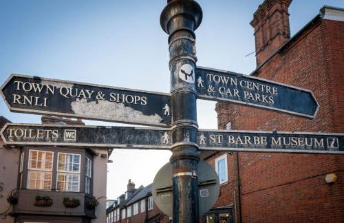 Spacious 5BR Home Near New Forest & Coast - Parking - Sleeps 10 - Photo 52