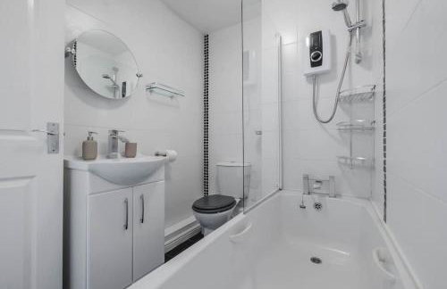 Charming House with Free Parking - Photo 40