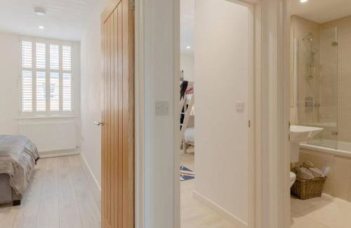 Elegant Epsom Family - Photo 25