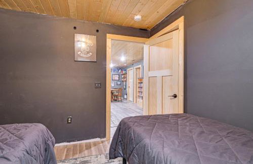 Northwoods Escape Lakeside Retreat with Deck - Foto 22