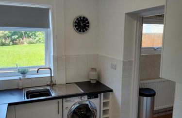 Jarvis Drive 3 Bed contractor house In melton Mowbray with parking - Photo 2