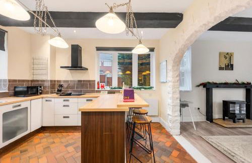 Spacious 6-Bed with Pool Table Desks in every room - Foto 8