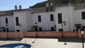 Beautiful Duplex with a Patio - Photo 5